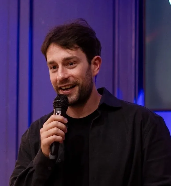 Andrea di Foggia sul palco con il microfono